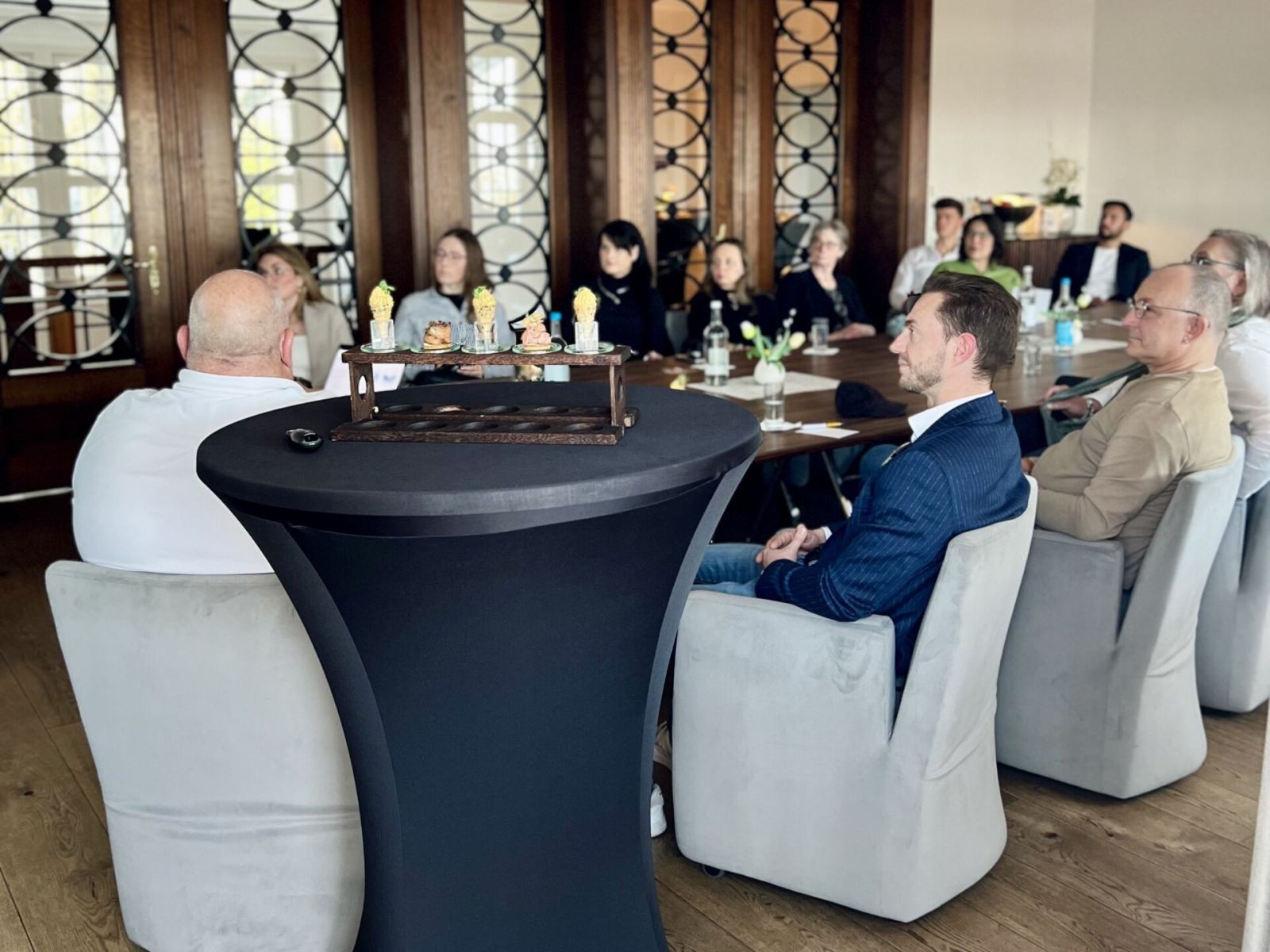 Die Runde am Stehtisch im Salon
