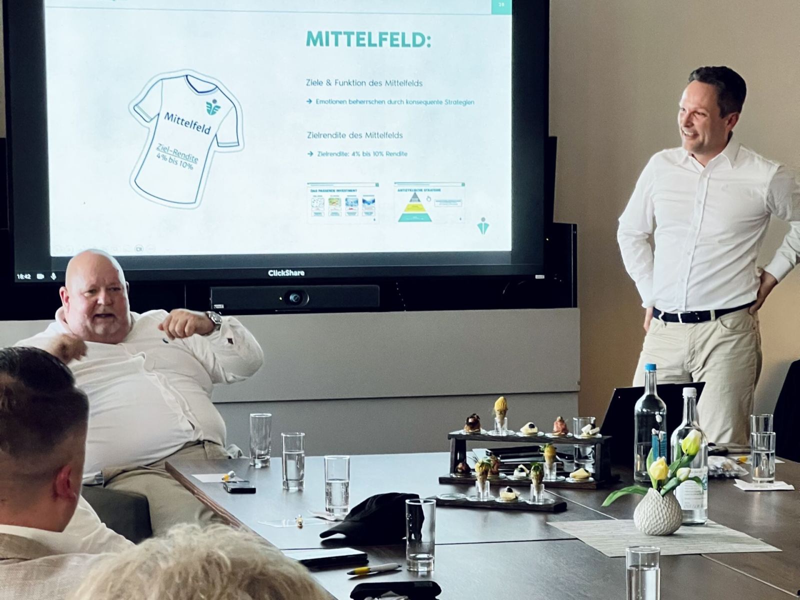 Beide Referenten vor der Folie zum Mittelfeld