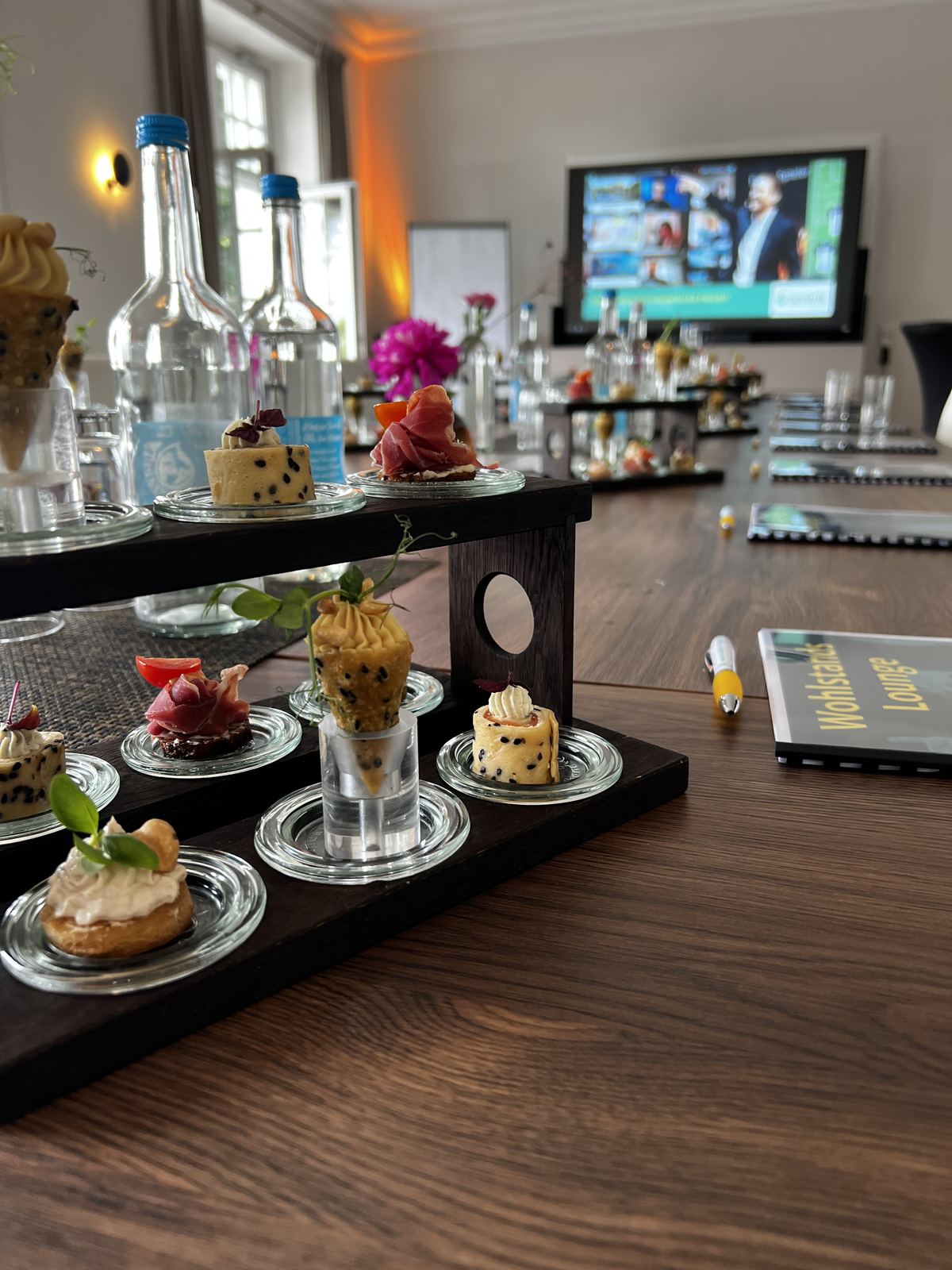Etagere mit Petits Fours auf der Tafel