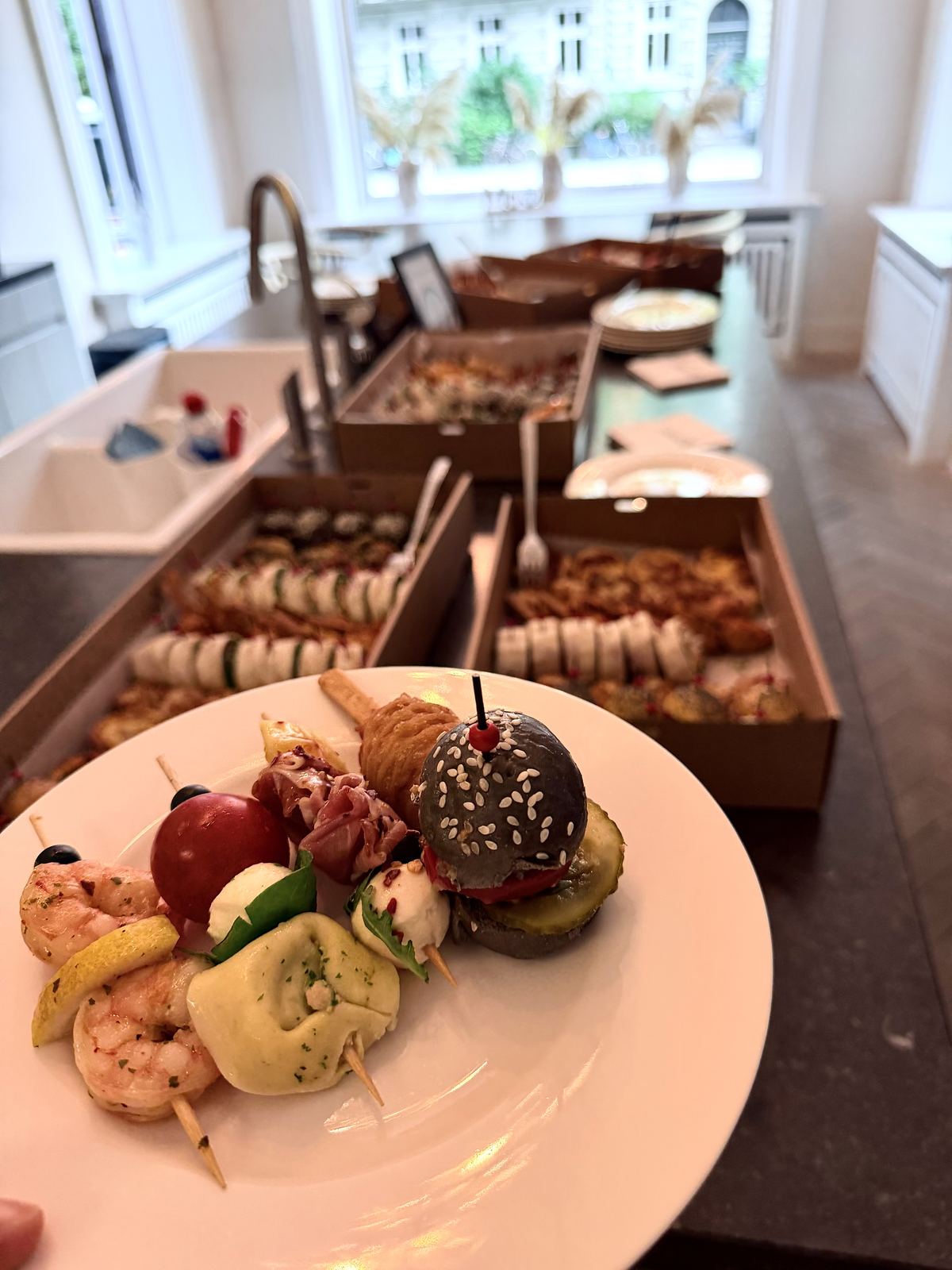 Gedeckter Teller vor dem Buffet
