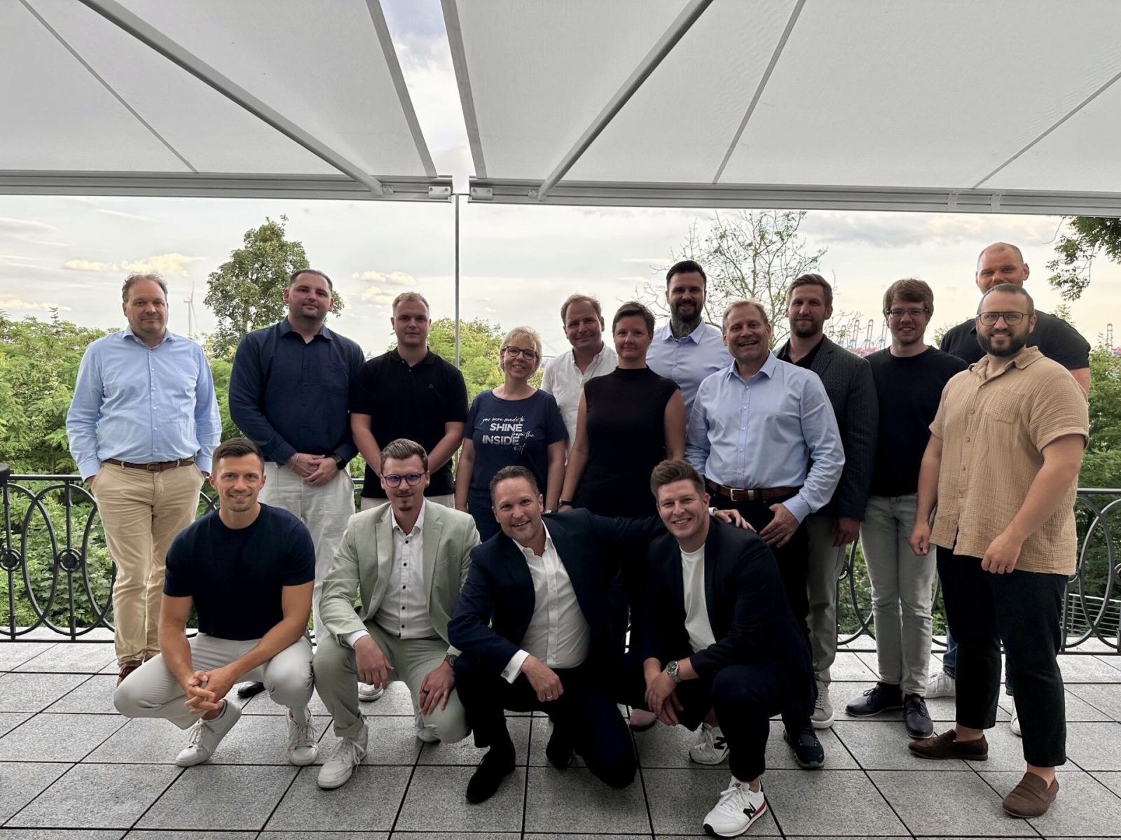 Gruppenbild der Runde auf der Terrasse